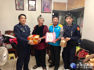 溫馨送暖　內湖警方助低收入戶度寒冬