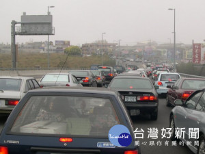 國道3號大甲交流道春節節日出現大塞車，大甲警分局出動龐大警力指揮交通，奈何仍難遏止車潮，政治人物提改善方案，讓地方民眾有質疑。（記者陳榮昌攝）