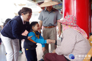 慈濟人伙同小朋友深入社區關懷長輩並向長者拜年。