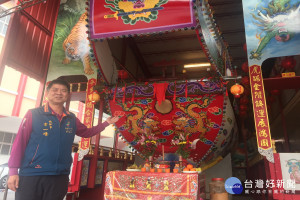 西港慶安宮總幹事方一峰手指的是今年「送王」的王船已建造完竣和完成彩繪。 (圖/記者黃芳祿攝) 