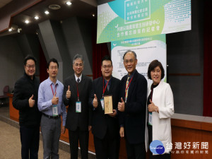 朝陽科大校長鄭道明（左三）和企業簽約合作。林重鎣攝　