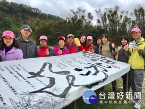 客家局於《魯冰花》小說發源地龍潭─三水社區，與居民合力安裝地景藝術作品《最美三溪水》。

