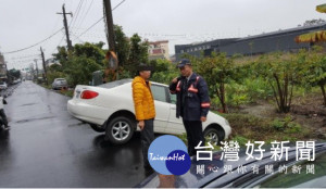 忘拉手煞車、民眾駕駛車輛滑行卡田溝，暖心警主動積極協助救援