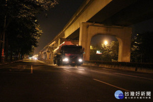 高楠公路執行洗街作業。（圖／高雄市政府環保局提供）