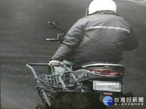 竊嫌的機車牌故意掩蓋反被警方懷疑。林重鎣翻攝