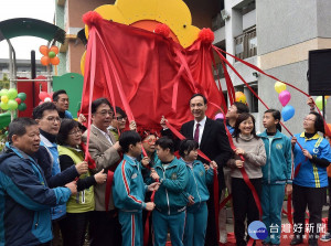 市長朱立倫23日出席新莊區思賢國小揭牌啟用第1座學校共融式兒童遊戲場。（圖／記者黃村杉攝）