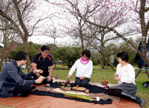 中部賞櫻勝地–國立暨南國際大學觀光休閒與餐旅管理系所主辦『落櫻紛啡－精品咖啡樂活體驗』、『花賞茶事』活動，於23日在暨大櫻花林辦理，吸引賞櫻人潮。