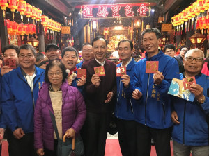 市長朱立倫25日前往北海岸金山、三芝及淡水等地區寺廟參拜祈福，祈佑新北市境平安無災，並發送「狗來旺」福袋。（圖／記者黃村杉攝）