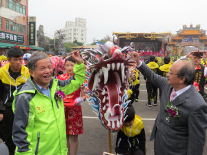 苗栗市長邱炳坤（右）等人為祥龍開光點睛（火旁）龍系列活動正式揭幕。（記者許素蘭／攝）