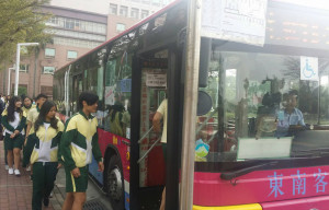 跳蛙公車直達校園，安全又方便。（圖／記者何沛霖攝）