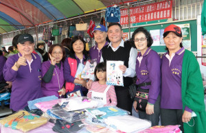 虎尾鎮民代表會主席丁學忠響應雲林家扶義賣活動，現場為小女兒挑選新衣做公益。（記者陳昭宗拍攝）