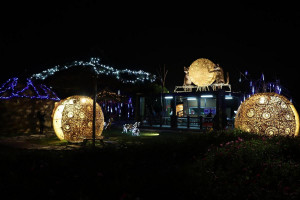 集集燈會和平田園藝術平安燈區夜間景致。