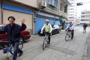 騎單車傾聽民意 涂市長84里走透透