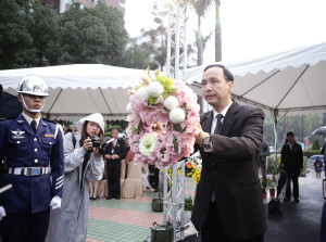 市長朱立倫向和平紀念碑獻花，表達對受難者及其家屬哀悼之意。（圖／記者黃村杉攝）