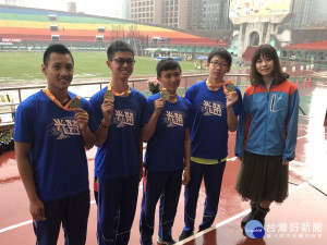 光榮國中在國男組4×100公尺接力以43.35秒的成績打破了高懸22年的大會紀錄43.46秒。（圖／記者黃村杉攝）