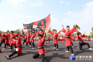 2018台灣燈會國際展演團隊遊行踩街精彩演出，民眾掌聲不絕