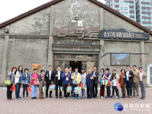 台日國際扶輪親善大會會員2日參訪台灣鐵道館，由高雄市政府新聞局長張家興代表市府接待日方貴賓。（圖／記者潘姿瑛攝）