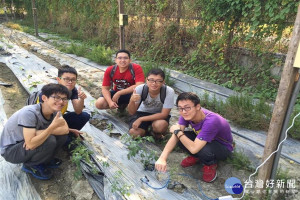 學生在大潭里農地作業。