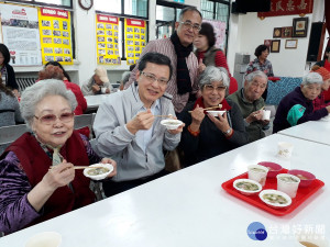 五股更新社區辦理搓湯圓慶元宵老人共餐，參加共餐的長輩笑說有吃又有拿。（圖／記者黃村杉攝）