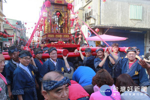 信眾大排長龍參與利澤走尪鑽轎底活動。（圖／記者陳木隆攝）