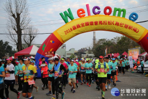 2018台灣燈會反毒馬拉松路跑活動，跑者特殊創意造型氣氛熱絡