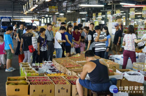 除了台北果菜批發市場以外，台中果菜批發市場今（5）日起也是連續休市3天，因此台中市政府也擬定4大具體措施，包含調配市場人力、延長交易時間、卸運貨疏導、提高需求量等，使農民權益獲得保障。（圖／台中果菜市場Facebook）