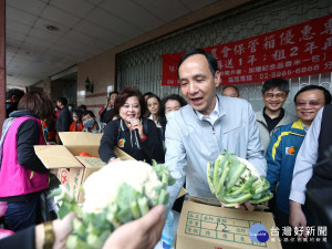 市長朱立倫為免菜賤傷農，6日前往板橋農會促銷蔬果，協助農民解決休市後，量增價跌、蔬果滯銷情形。（圖／記者黃村杉攝）