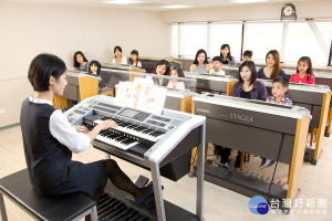 讓家長陪同孩子一起學習音樂，不僅能培養孩子自主、協調及音樂創造能力，還能增加親子情感、提升親子關係，並增進孩子在學習時的安全感。（圖／Yamaha音樂教室提供）