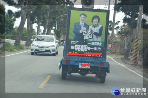 綠台南市長民調關鍵時刻，「小發財」宣傳車最管用，常有一車難求窘況。(圖/記者黃芳祿攝) 