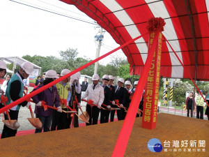 臺中市政府在文山垃圾掩埋場的復育區，啟動文山綠光計畫，太陽能光電設備，7日由林佳龍市長主持，舉行動土儀式。（圖/記者賴淑禎攝）