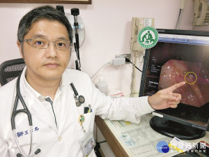 王士忠醫師手指S形物體，乃位於王小弟大腸與小腸連接處，長約1公分左右的鉤蟲成蟲之一。