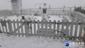 受鋒面雲系通過影響，加上強烈大陸冷氣團南下，玉山地區於7時05分起降雪。（圖／玉管處提供）