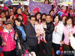 新北市長參選人侯友宜拜會市議員劉美芳，受到婦女及教育等團體的熱烈支持。（圖／記者黃村杉攝）