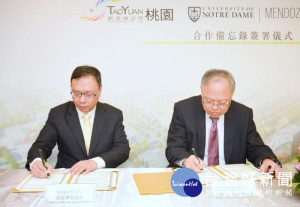 桃園航空城公司董事長黃適卓(左)與聖母大學門多薩商學院院長Dr. Roger Huang簽署產學合作備忘錄。


