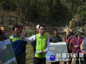 
外埔區風坑路上層月眉台地三處邊坡，去年受梅大雨沖刷崩塌，市議員吳敏濟防護工程，迄九日竣工完成，9日進行第三區最後的落石鋼柵拉繩加網工程，吳議員邀林務局、水利局官員及工程人員，在現場向居民進行簡報，居民感到安全和踏實。（記者陳榮昌攝）