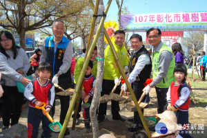 彰化市長邱建富等人與小朋友一起植樹苗。