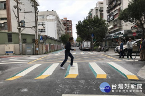 台北市交通局交通管制工程處參考印度、冰島、中國的經驗，試辦在路口劃設3D立體斑馬線，盼利用3D視覺效果，讓駕駛人自己減速過路口，保護路口交通安全。（圖／台北市交通局）