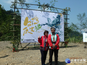 黃妙修處長（左)與巧手鄒族毛長老(右）布置原生植物綠舞台。