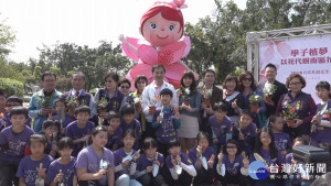 陳景峻與學童種花苗　宣傳3/14杜鵑花季