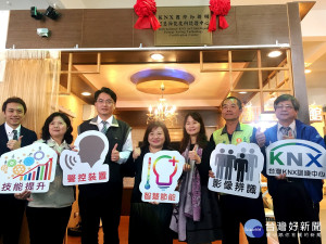 勞動力發展署副署長施貞仰（左4）及雲嘉南分署長柯呈枋（左3）等人，共同揭牌。