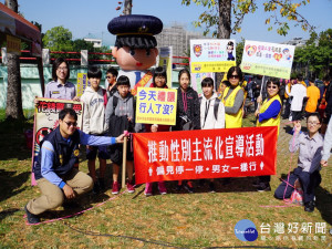 霧峰分局在藍球賽進行反毒宣導。林重鎣攝