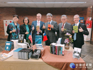 美國AIT六度贈書歷年最多，中正大學圖書館辦美國文學行旅特展