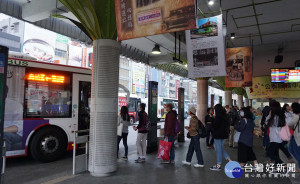 高雄市的冬季大眾免費措施，提升了大眾運輸的使用。（圖／記者潘姿瑛攝）