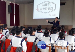 北港警方受邀到口湖鄉椬梧國中，宣導有關婦幼安全、兒少性剝削、雲林警政APP及毒品的認知與危害。（記者陳昭宗拍攝）