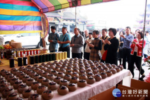 名間鄉長陳文德等來賓為茶葉祭開香。（記者扶小萍攝）