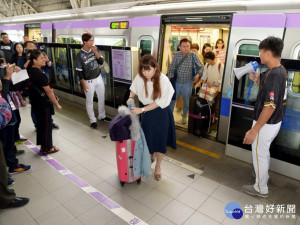 職棒Lamgio大球星林立、林承飛變身桃園捷運站長為旅客服務，引起球迷驚叫聲連連。