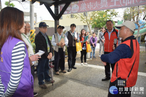 
第一屆金牌農村競賽選拔已進入全國決賽，多位農業專家十六日抵台中市外埔區進行評審工作，市府副市長張光瑤,農業局局長王俊雄，外埔區區長柯宏黛及農會理事長鄭庸，總幹事李錦東等到場關心及解說地方特色，有信心將金牌留在台中。（記者陳榮昌攝）
