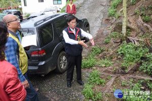 林縣長會勘水里鄉新城村福德路等道路改善工程，並允諾修繕便利民眾通行。