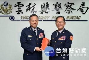 警政署長陳家欽蒞臨雲林縣警察局頒發獎勵金並聽取工作簡報，肯定縣警局的優異表現，由許錫榮局長代表受獎。（記者陳昭宗拍攝）