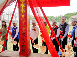 為改善龍潭大池的水質，桃園市政府環保局規劃設置「四方林礫間水質淨化工程」舉行動土開工。